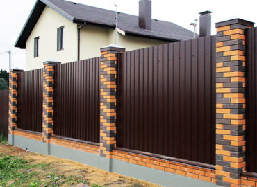 Забор из кирпича двух цветов и профнастила