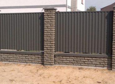 Кирпичный забор c профнастилом серого цвета